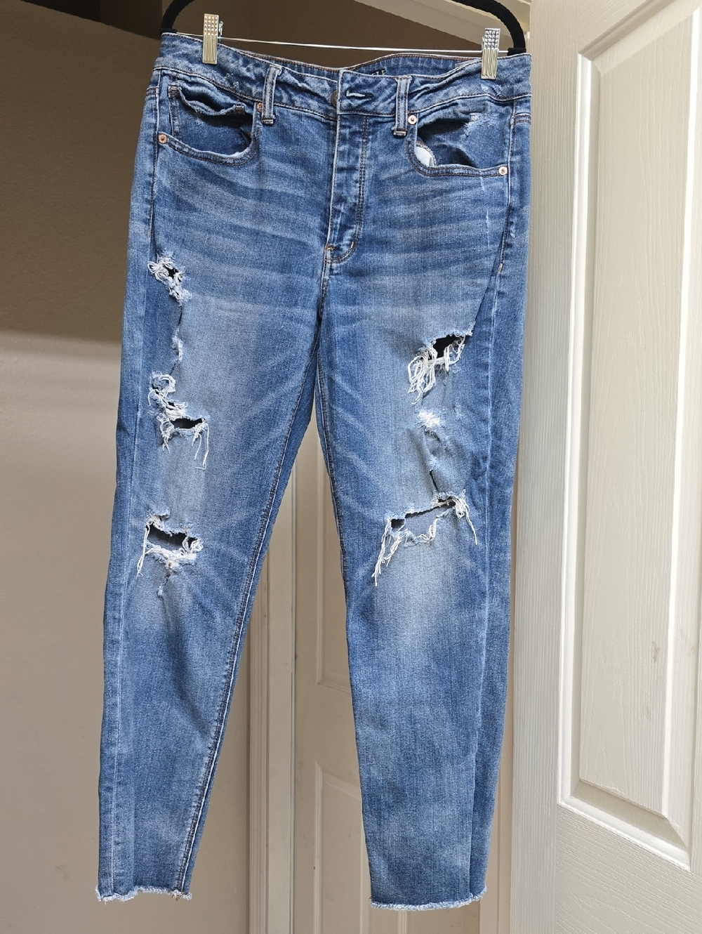 American Eagle Outfitters Light Blue Distressed Skinny Jeans